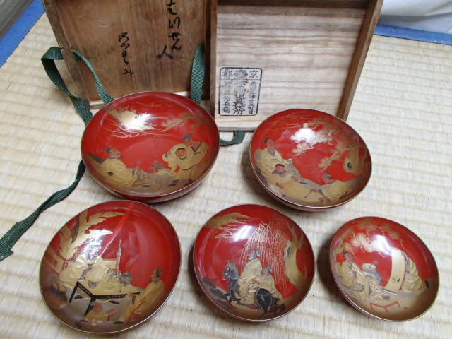 !〇漆器 漆塗り 盃 ５つ重ね 金彩 金蒔絵 螺鈿細工 人物 風景 図変わり ５客 酒器 時代物