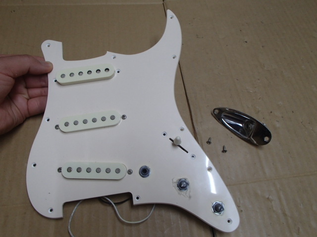 !△Squier STRAT by Fender のピックアップ ピックガード 回路周りの部品 ギターパーツ スクワイヤー ストラト ｂｙ フェンダー