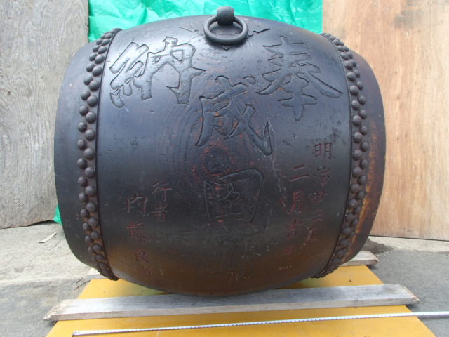 !!和太鼓 明治２３年 奉納 成田山 東京浅草 太鼓問屋 鈴木文五郎/大きさ約 70cm×70cm×70cm 叩き面の直径約59cm/時代物 骨董 古民具 祭り
