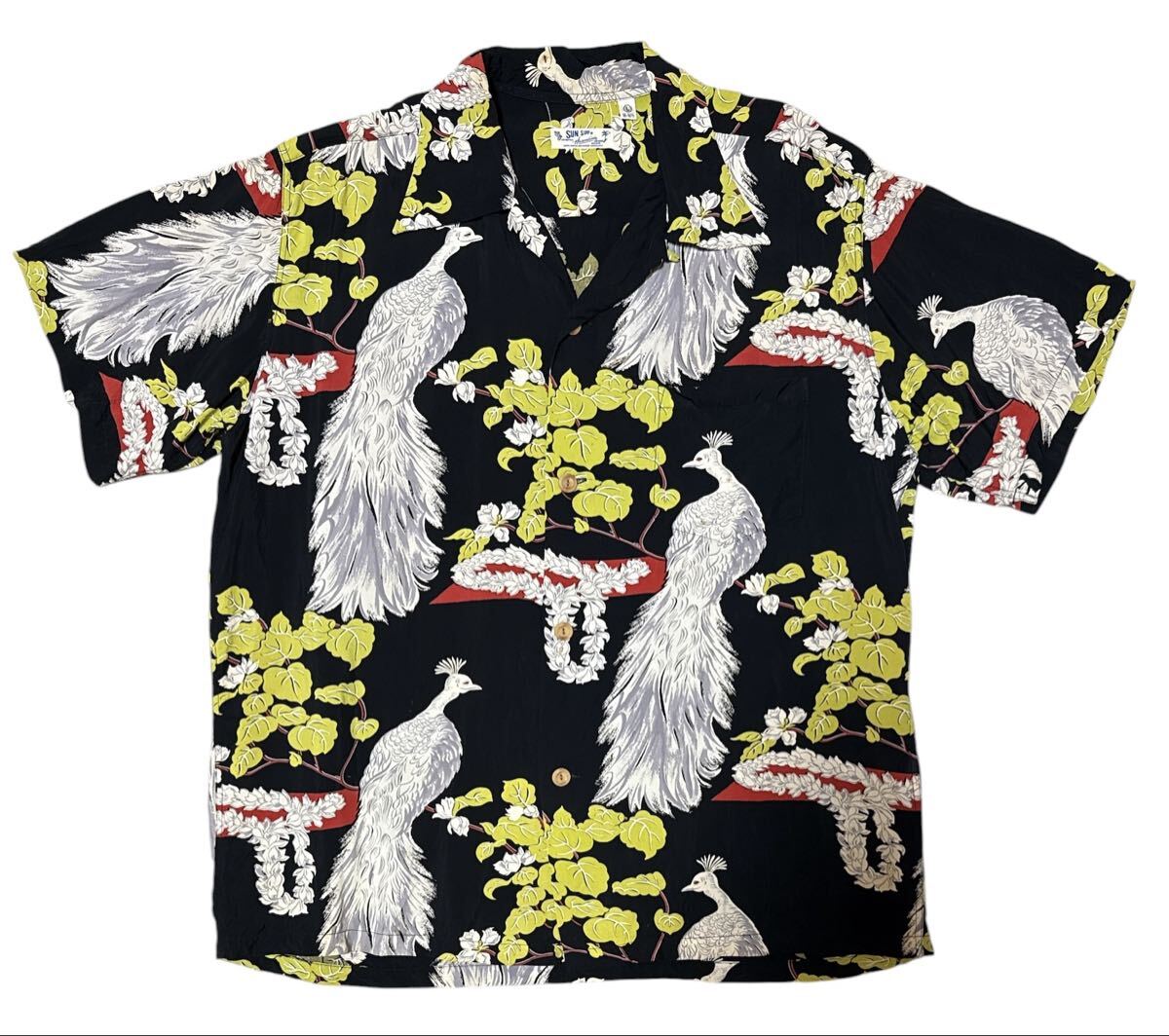 送料無料 ○ 東洋 SUN SURF サンサーフ ○ SS34452 PIKAKE 孔雀柄 開衿 オープンカラー ループ留 レーヨン 半袖 アロハ シャツ ブラック L