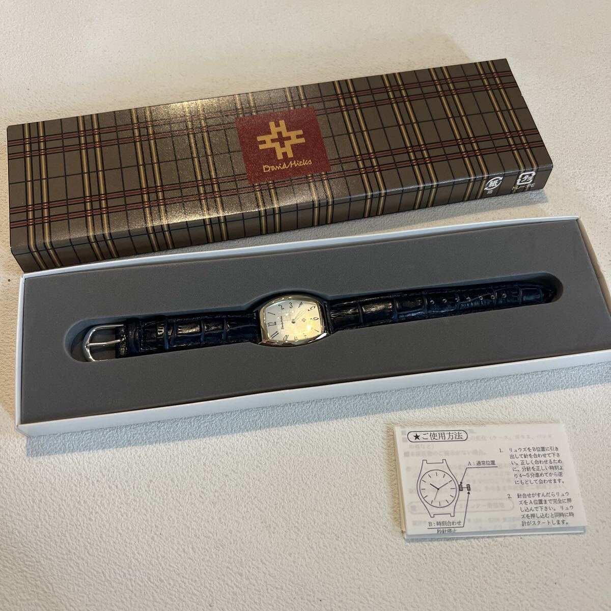 A681-60 レディース腕時計 David Hicks デビッド・ヒックス 美品 動作未確認 箱、説明書付き クオーツ おしゎれ ネイビー型押しベルト 