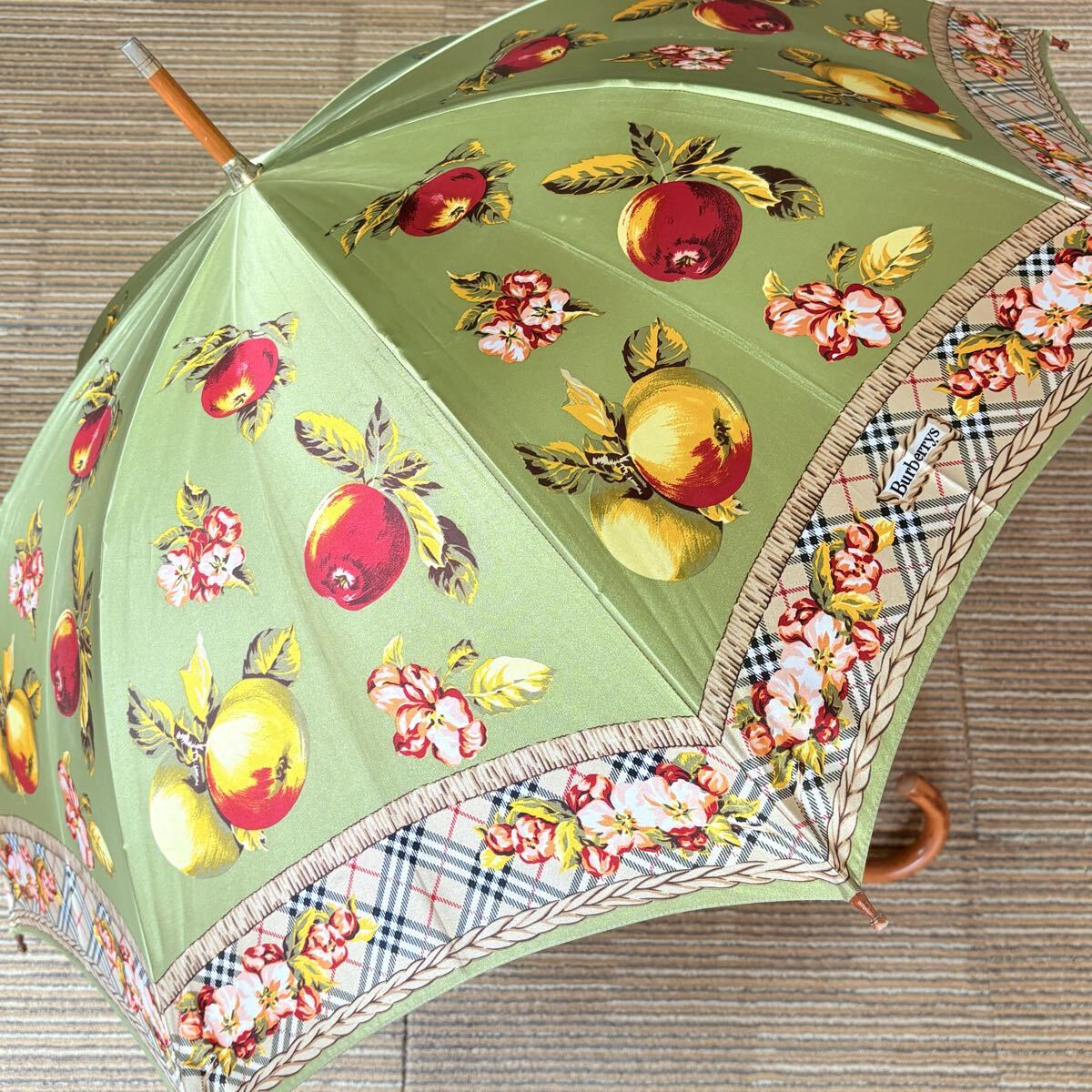 Burberrys BURBERRY オールドバーバリー　フルーツ花柄 ノバチェック　グリーン　晴雨兼用長傘　木製アンブレラ