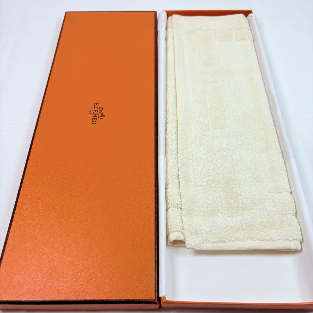 新品　未使用　HERMES エルメス　ハンカチタオル　約32×32cm