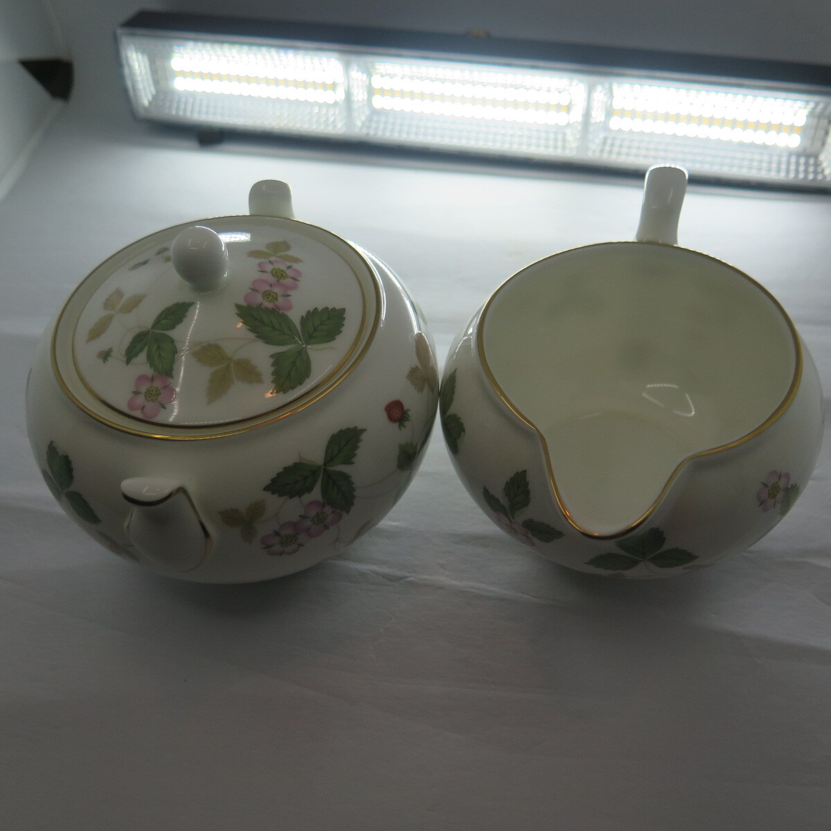 Wedgwood/ウェッジウッド「ワイルド・ストロベリー」クリーマー（ミルクピッチャー)&蓋つきシュガーポット　WEDGWOOD