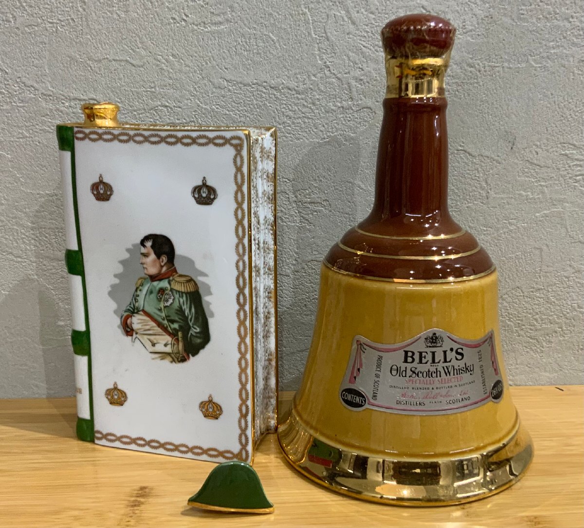 【未開栓/保管品/漏れ有り】ナポレオンブック（700ml/40度）　コニャック　ベルズ(750ｍｌ43度)スコッチ　ウイスキー　2本セット