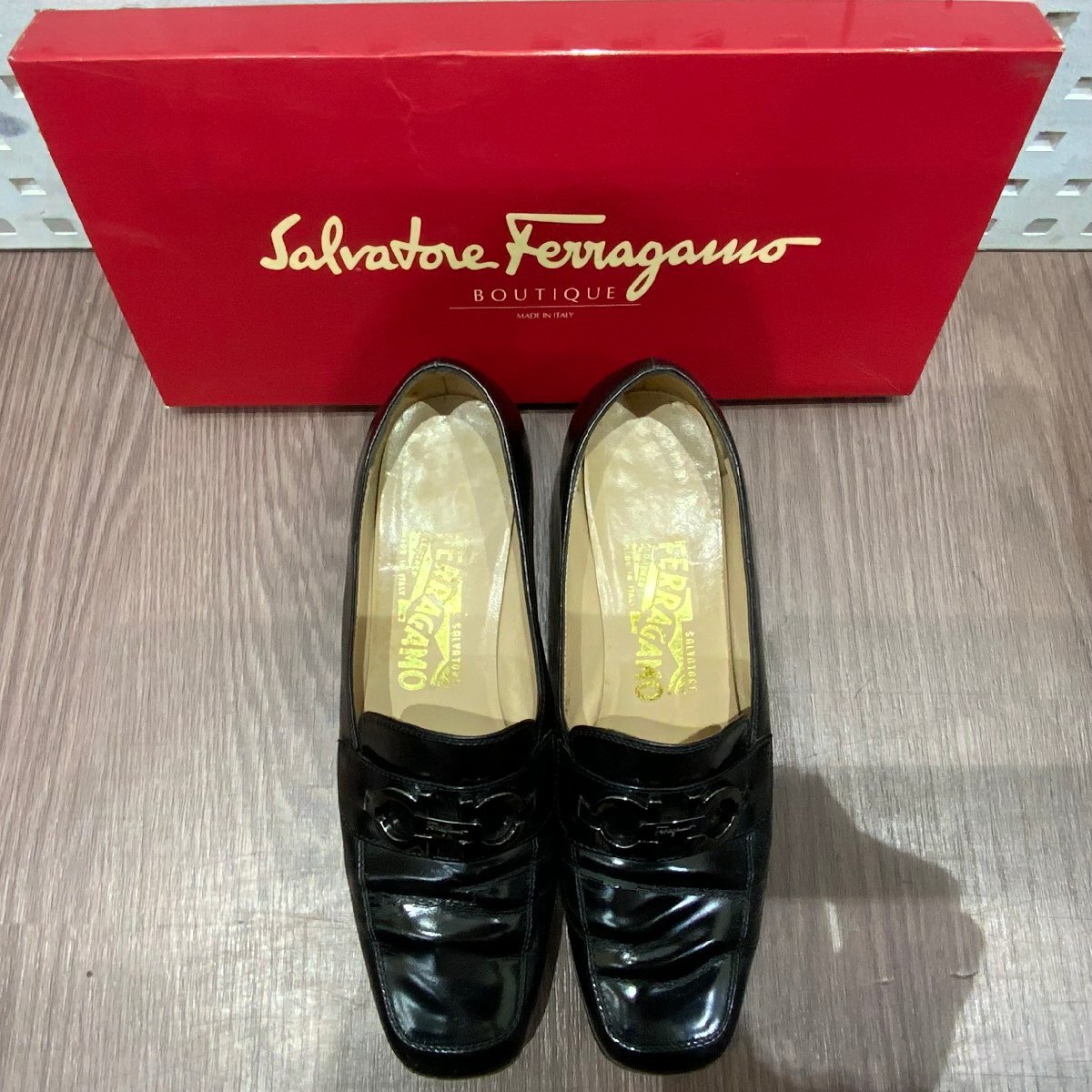 [USED] Salvatore Ferragamo サルヴァトーレ フェラガモ ローファー 靴 底面スレ有り 23.5㎝ 6 1/2 D 黒色 ブランド靴 箱付き