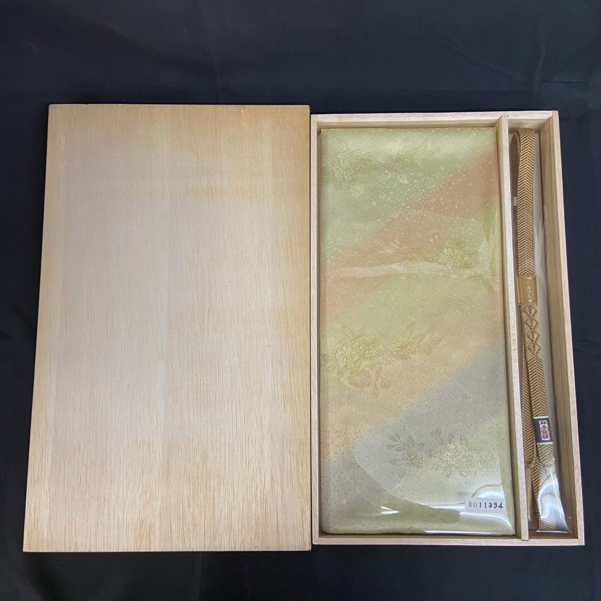 AFb502O0100 木箱付き 帯揚 帯紐 セット 唐草文様 花柄文様 金彩調 古典柄 長さ 約175cm 幅 約30cm 高級手組紐 着物 和装 和装小物