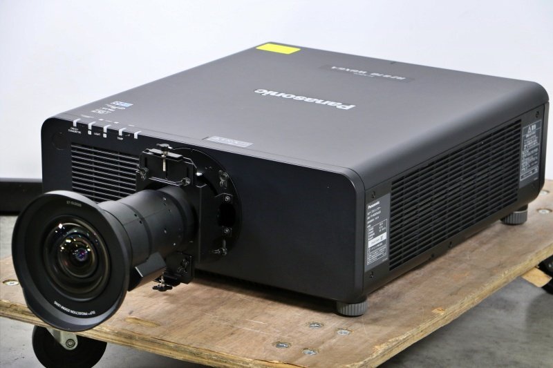 Panasonic 8500lm DLPプロジェクター 超短焦点ズームレンズ：ET-DLE020付●PT-RZ870JLB 使用時間7773時間 中古