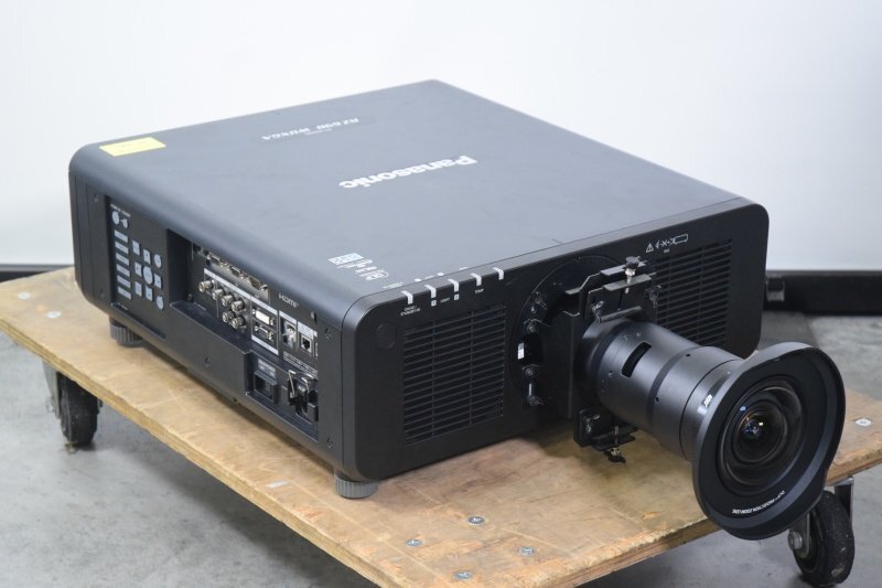Panasonic 6000lm DLPプロジェクター 超短焦点ズームレンズ：ET-DLE020付□PT-RZ690JLB 使用時間9599時間 中古