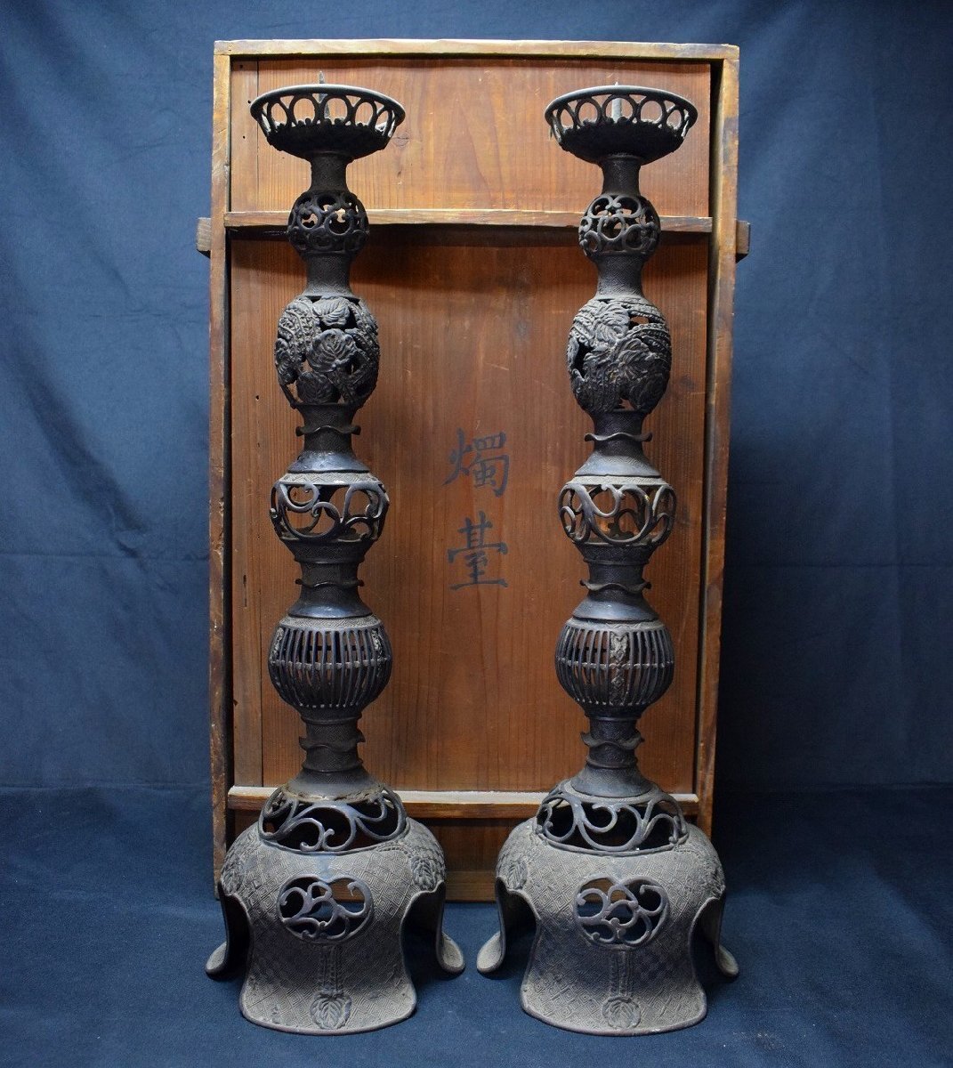 古銅製 大型 燭台 一対 蝋燭立て 高57.5cm 寺院仏具 仏教美術 時代 共箱