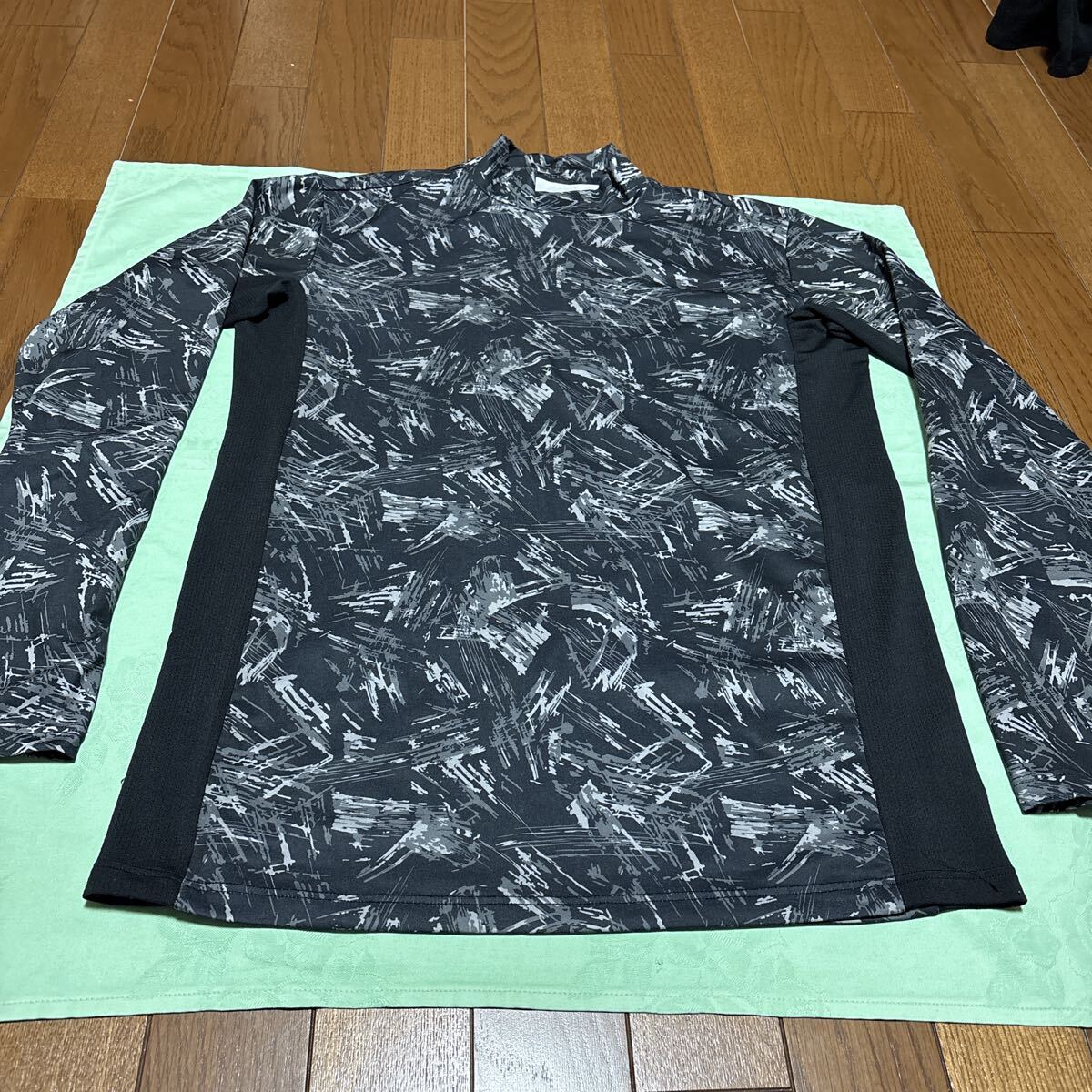 ♪CLOSSHI スポーツ 長袖ハイネックシャツ M 総柄 ブラック系 しまむら ストレッチ素材 サイド切り替え カモフラ柄