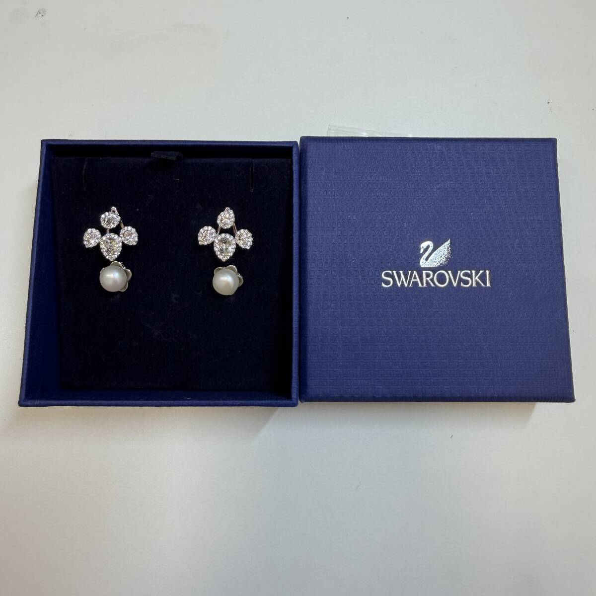 1427★スワロフスキー SWAROVSKI ピアス シルバー系 中古品 箱有