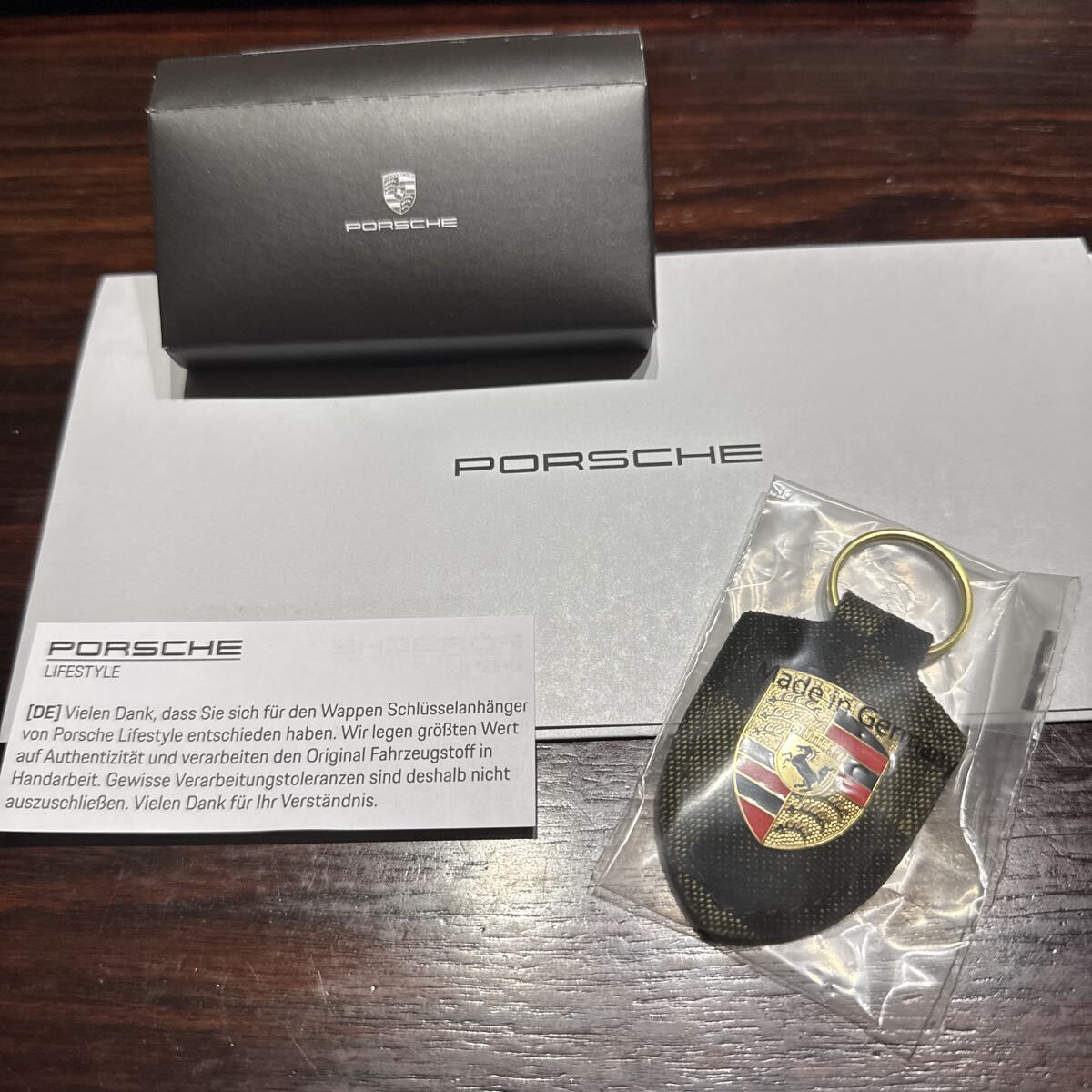 ポルシェ クレスト キーホルダー Heritage 真鍮 911 限定版 ディーラー購入の新品です