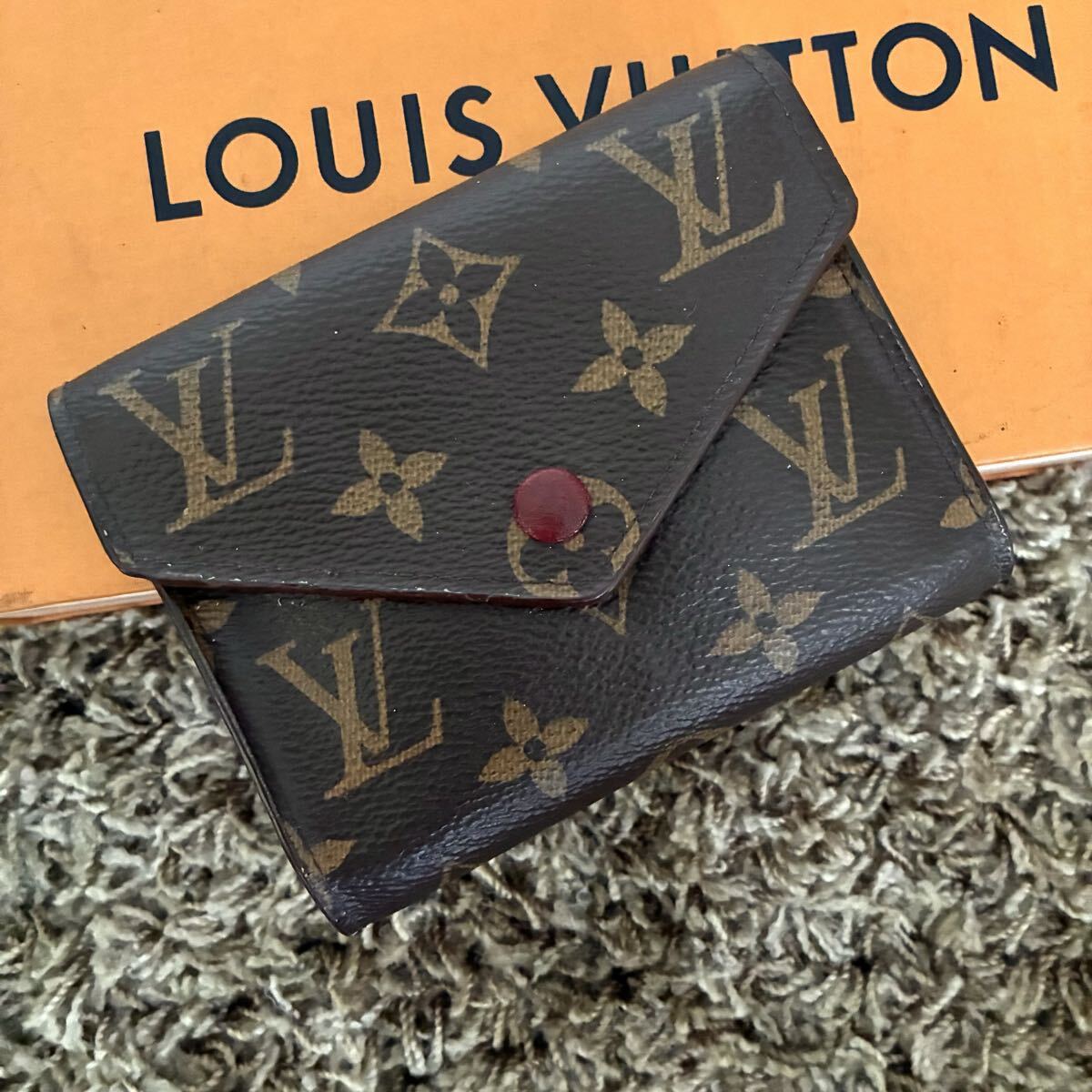 ルイヴィトン LOUIS VUITTON ポルトフォイユ ヴィクトリーヌ モノグラム 三つ折り財布 フューシャ