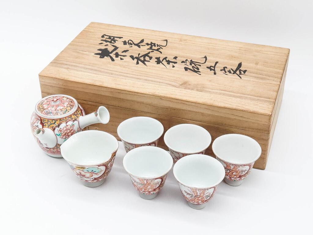 R-090232　湖東焼 赤絵 松竹梅図 茶器セット 外箱付き 煎茶道具 茶呑茶碗 急須 湯冷まし 湯呑み 和食器 陶磁器