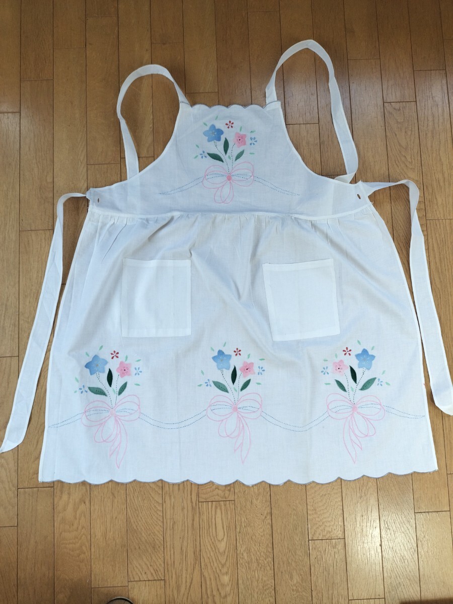 【未使用】近沢レース店　昭和レトロ 花柄刺繍エプロン ホワイト 日本製