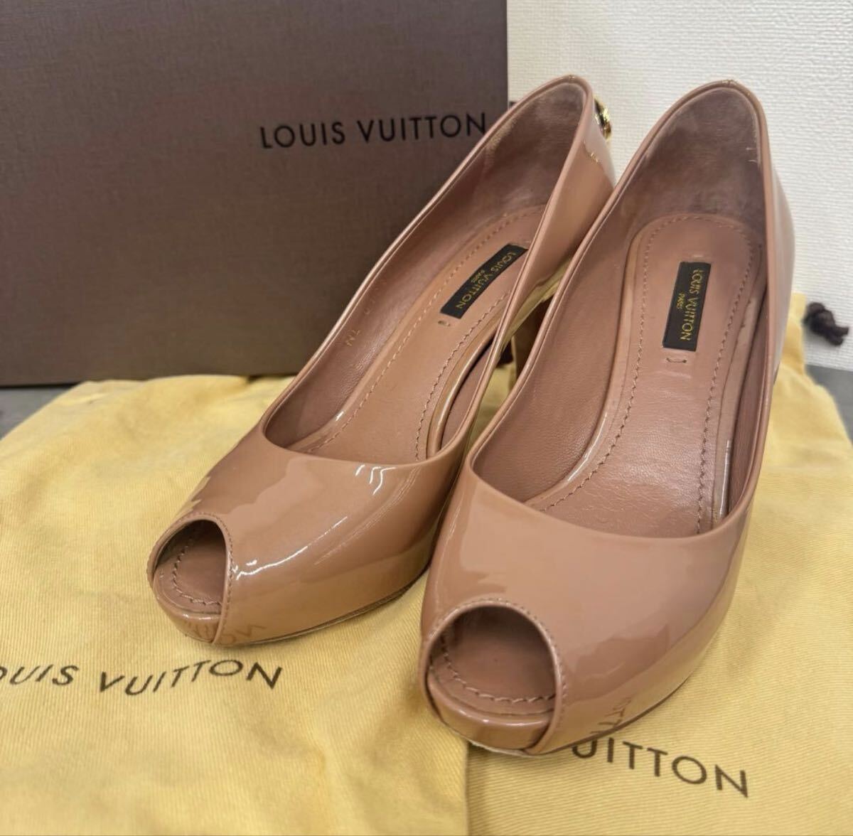 LOUIS VUITTON ルイヴィトン パドロックエナメルオープントゥパンプス ピンクベージュ ハイヒール 替えピン付 サイズ34 1/2 箱付