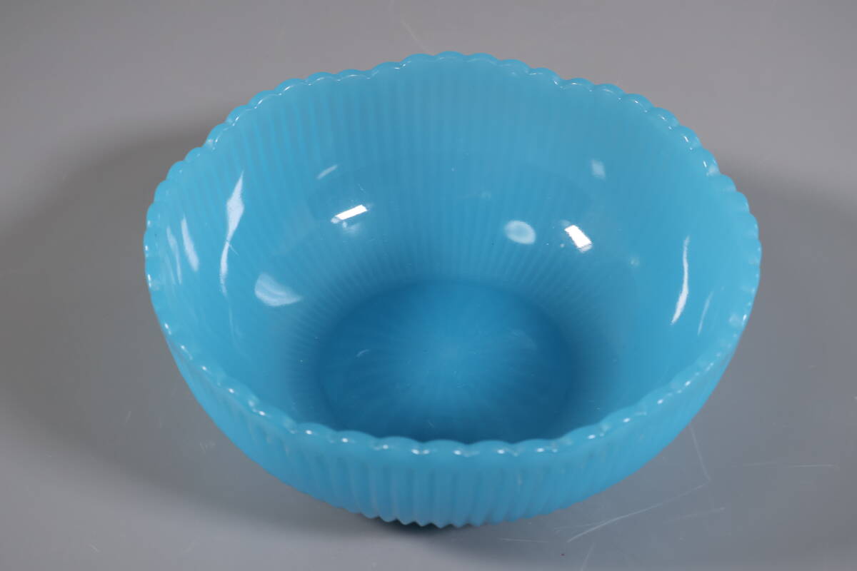 【和】(A4953)　時代古作　大正ガラス　乳白ブルー鉢　菓子器　和ガラス　アンティーク　コレクター放出品