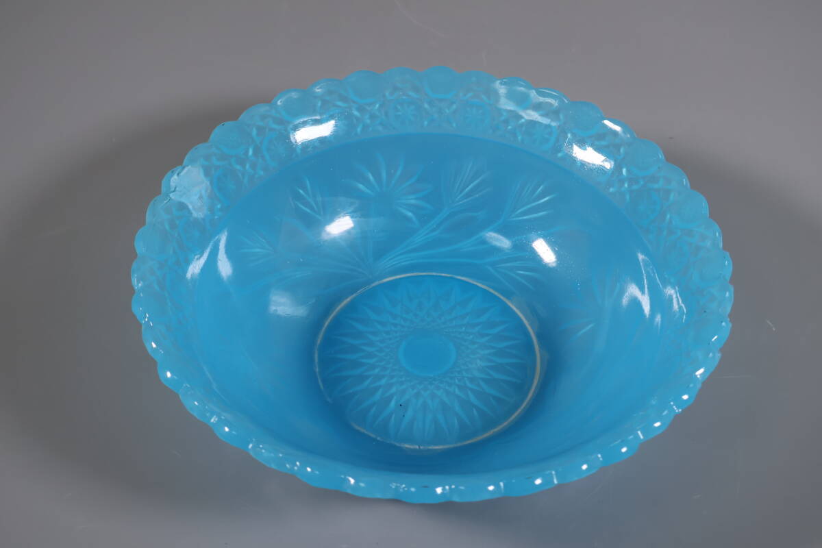 【和】(A4955)　時代古作　大正ガラス　乳白ブルー鉢　菓子器　和ガラス　アンティーク　コレクター放出品