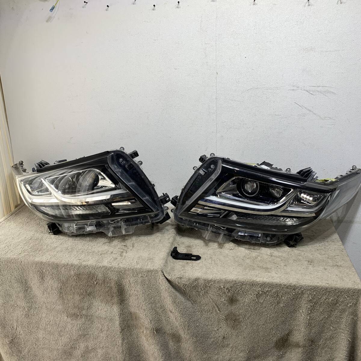 ジャンク品　アルファード　30系　前期　純正LEDヘッドライト　左右セット　ICHIKOH　58-60　XZ4715　