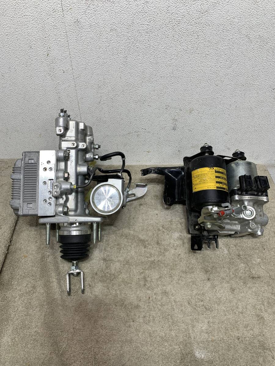 車トヨタ 純正　ブレーキブースターポンプ/ABSアクチェエーターポンプ　47070-47050　 47270-47030プリウス　DAA-ZVW30　XZ4697
