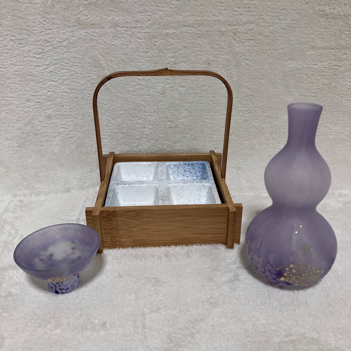 ガラス　紫ひさご金箔徳利と盃　と吹墨四ッ切角鉢　素材: ガラス- カラー: パープル- 装飾: 金箔
