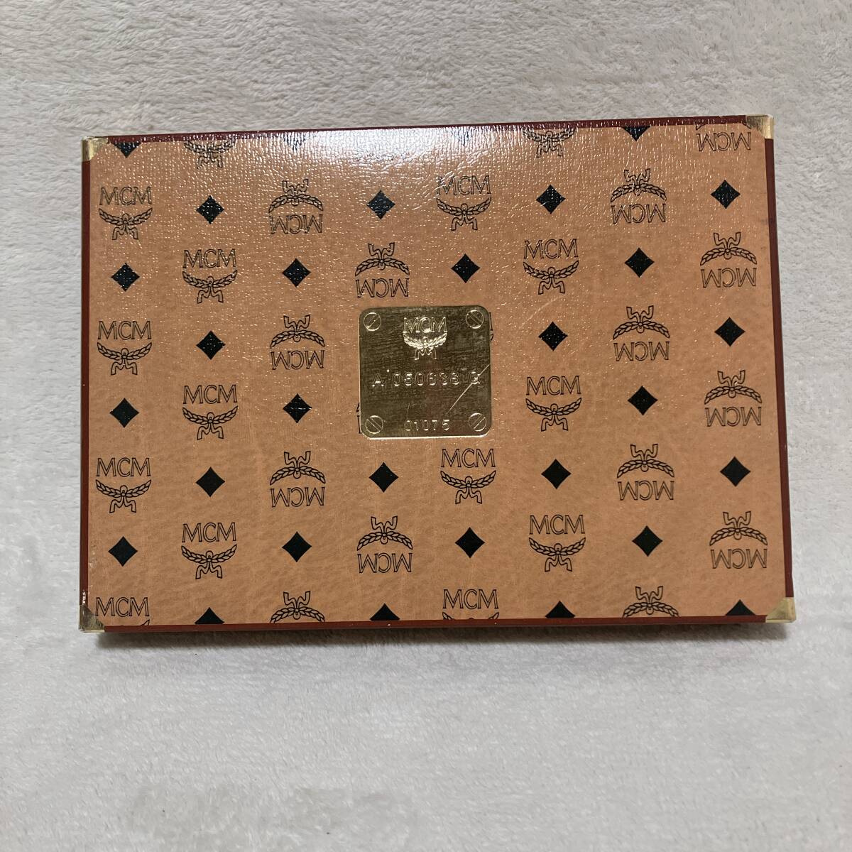 MCM ウォッシュタオル1枚、巾着1個 セット 未使用　素材: 綿100% 生産国: 日本　 デザイン: ロゴ刺繍入り