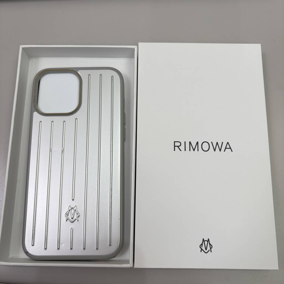RIMOWA iPhone 14 Pro ケース シルバー　スマホケース　スマホアクセサリー　ストライプデザイン