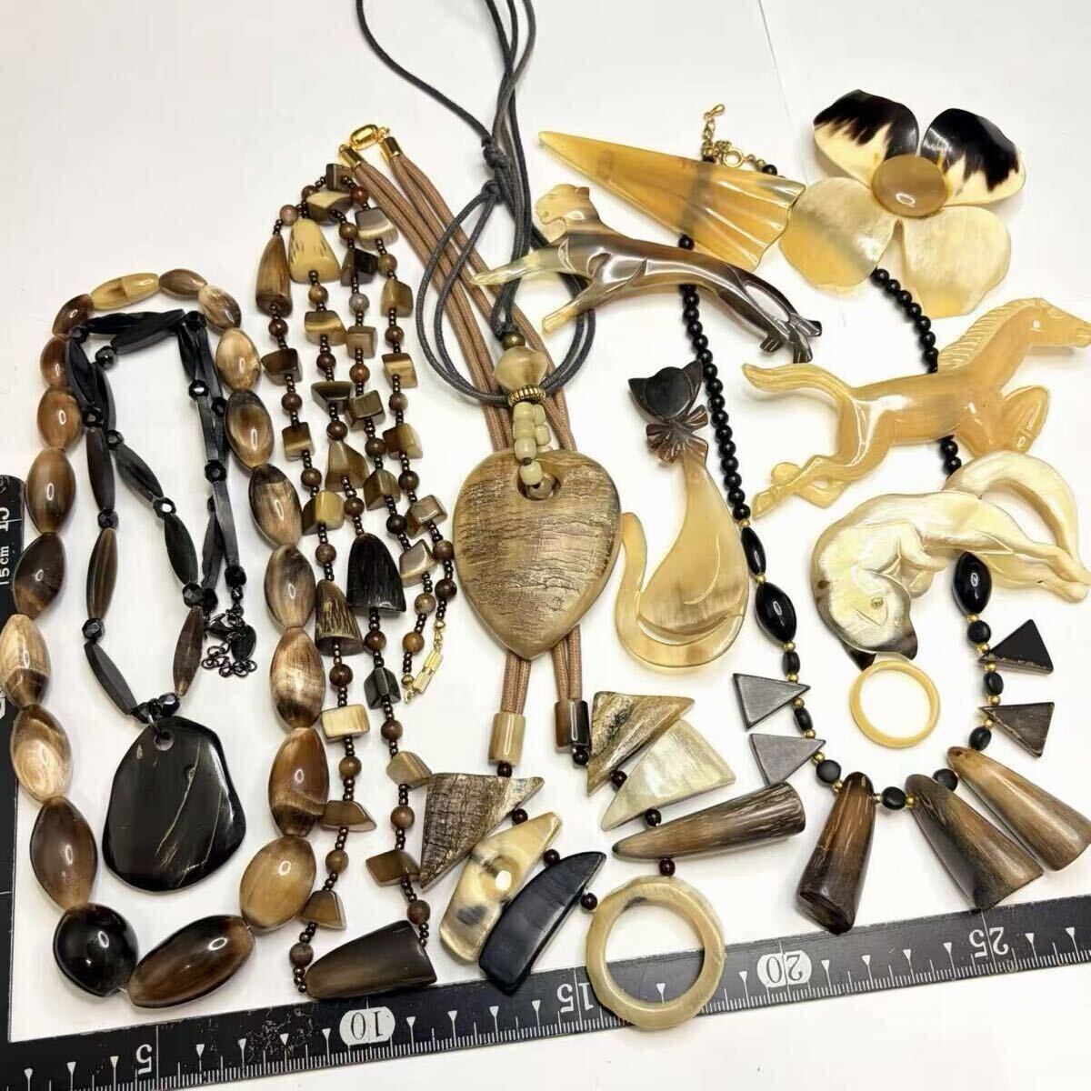 【豪華】水牛の角 バッファローホーン アクセサリー ネックレス ブローチ 指輪 大量まとめ 馬 ひょう ネコ 彫刻 漆黒 飴色 天然素材