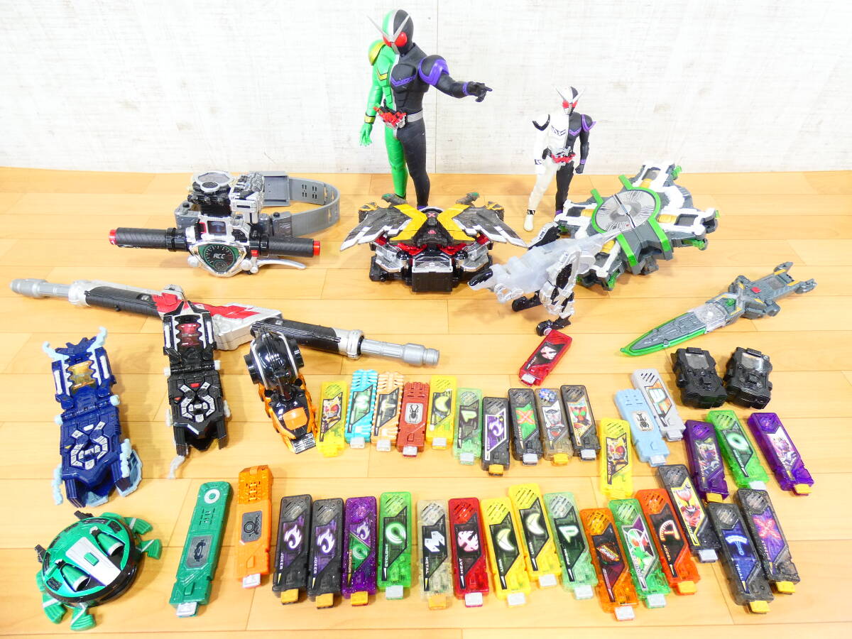 (S)◎ジャンク バンダイ 仮面ライダーダブル 玩具セット 変身ベルト＆武器＆ガイアメモリー＆フィギュアセット 約4.5㎏ 動作未確認＠100(7)