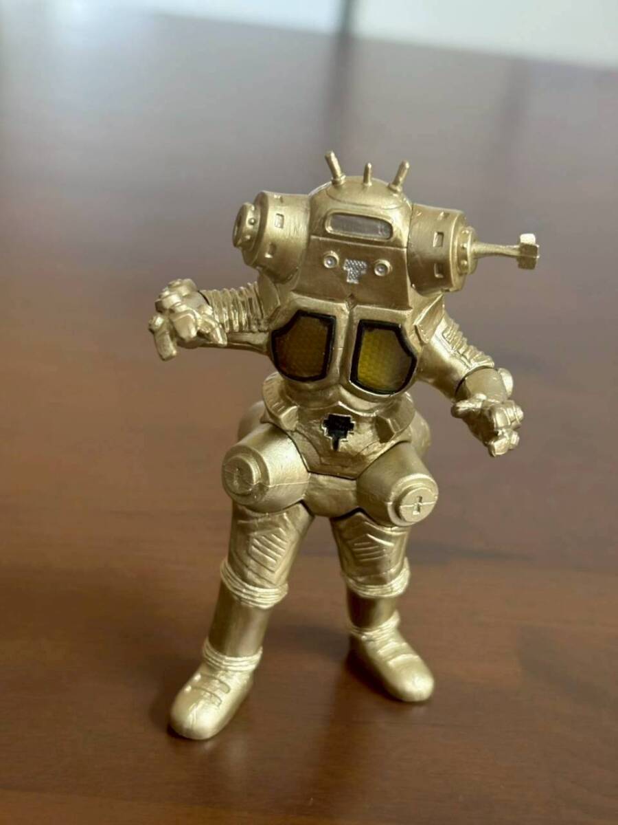 【u01248】ウルトラマン怪獣シリーズ　キングジョーのソフビ　8ｃｍ