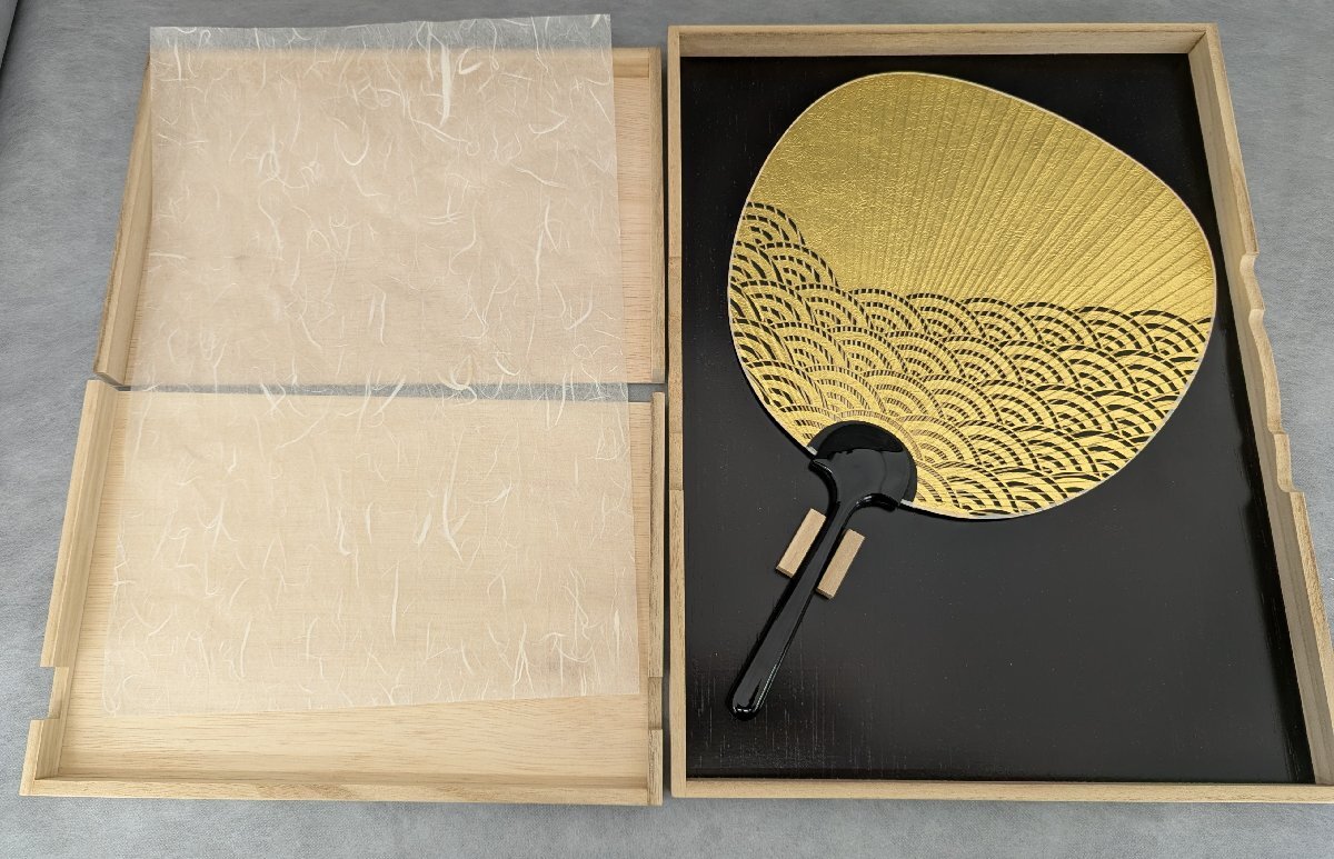 京うちわ 本金箔 透かし うちわ 青海波 天然木 竹 和紙 漆 団扇 木箱 中古美品 Kyoto uchiwa fan decorated with genuine gold leaf.