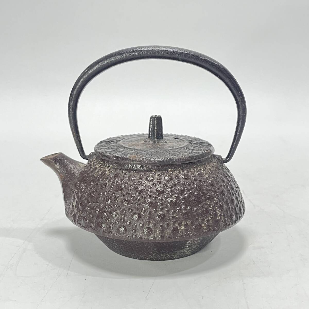 【63790V】南部鉄器 あられ 鉄瓶 鋳物 鋳鉄 茶こし付き 湯沸 煎茶道具 金属工芸 重量562g 経年保管品 現状品