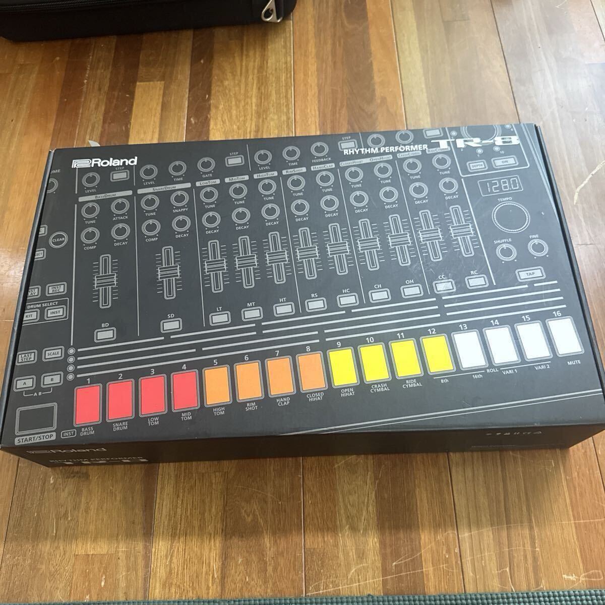 Roland AIRA TR-8 Rhythm Performer 7X7拡張済みリズムパフォーマー ローランド リズムマシーン