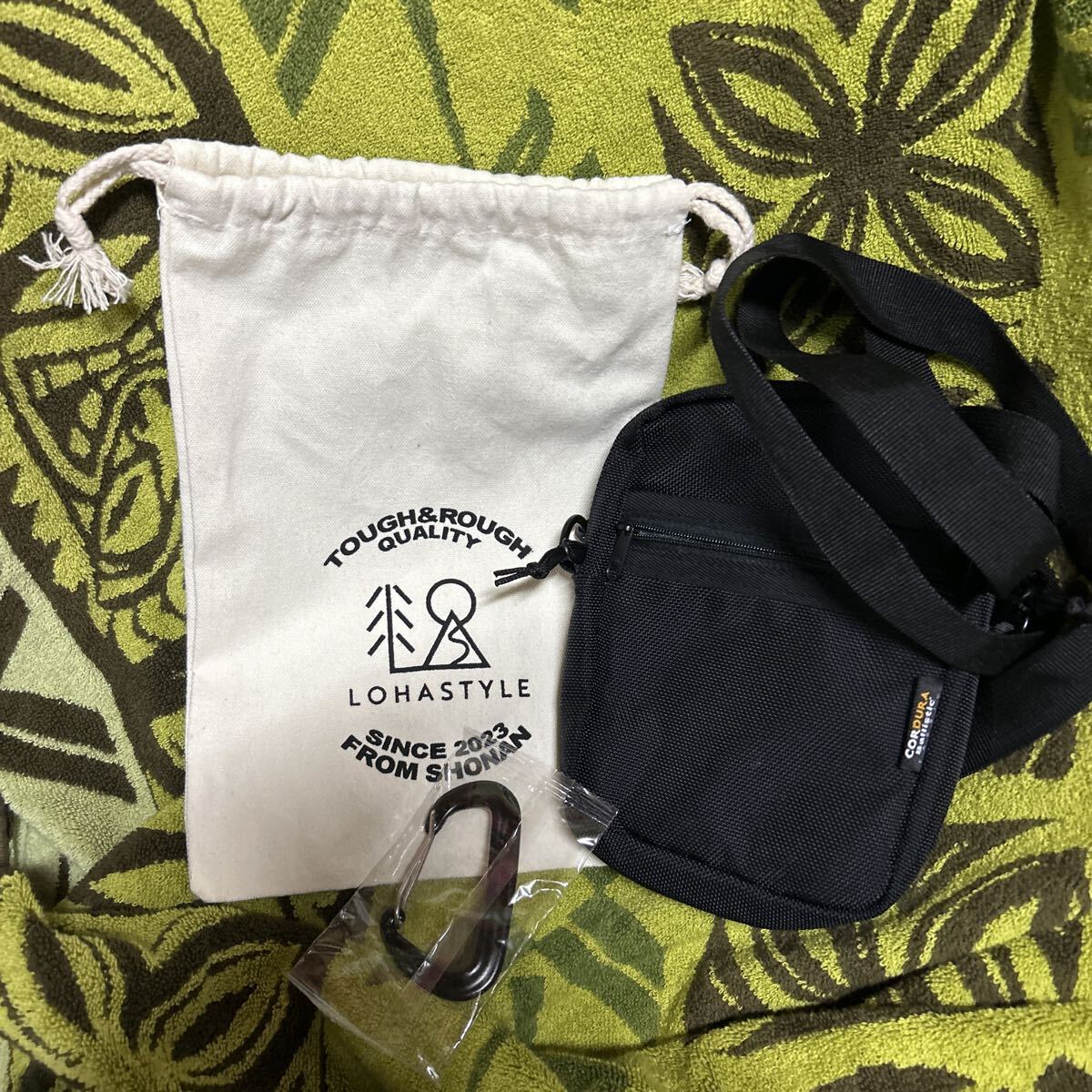 LOHASTYLE ミニショルダーバッグ サコッシュ 巾着 カラビナ付き ブラック　未使用保管品