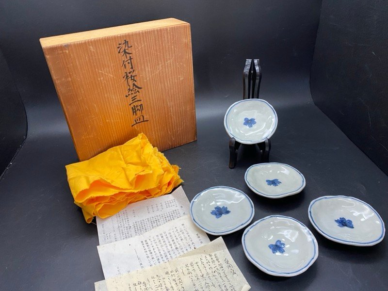 九谷焼　共箱付　戸苅草声 茫茫窯 荒土磁器 染付 桜絵三脚皿５客　小皿 銘々皿☆ちょこオク☆80