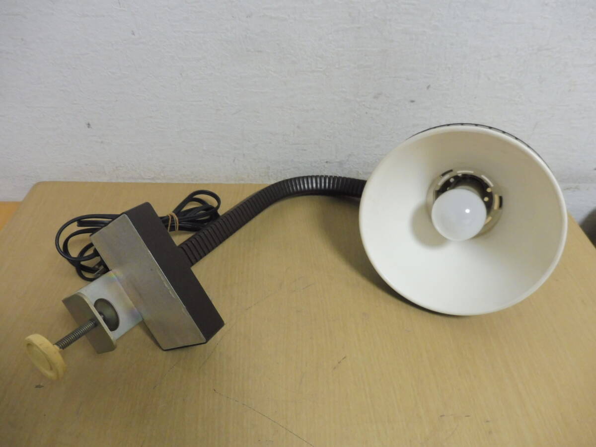 「T3A」ITOKI イトーキ 2口コンセント付 白熱灯 照明器具 デスクライト デスクスタンド 照明　昭和レトロ アンティーク　