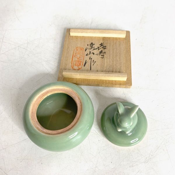 茶道具 加藤渓山 造 天龍寺 青磁 卯香合 兎 うさぎ 共箱付属 旧家 蔵出し 香道具 茶室 香盒 仏具 合子 盒子 蓋物 陶器