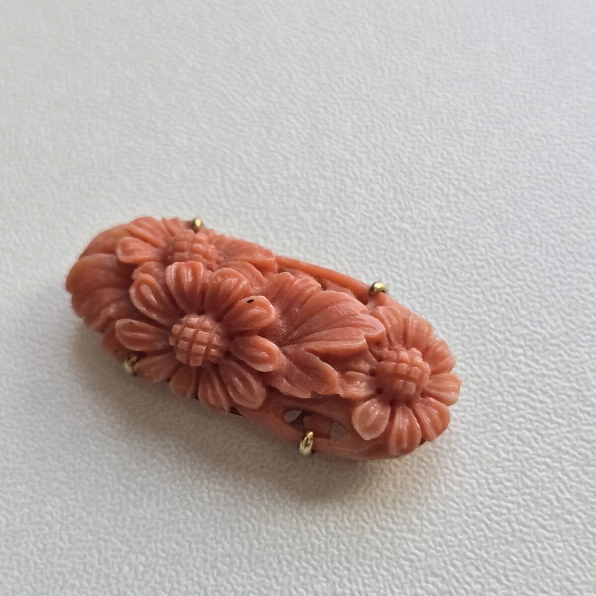 珊瑚 サンゴ 帯留め 彫刻 K18刻印 重さ 約4.9g 和装小物 ゴールド アクセサリー コーラル m071704