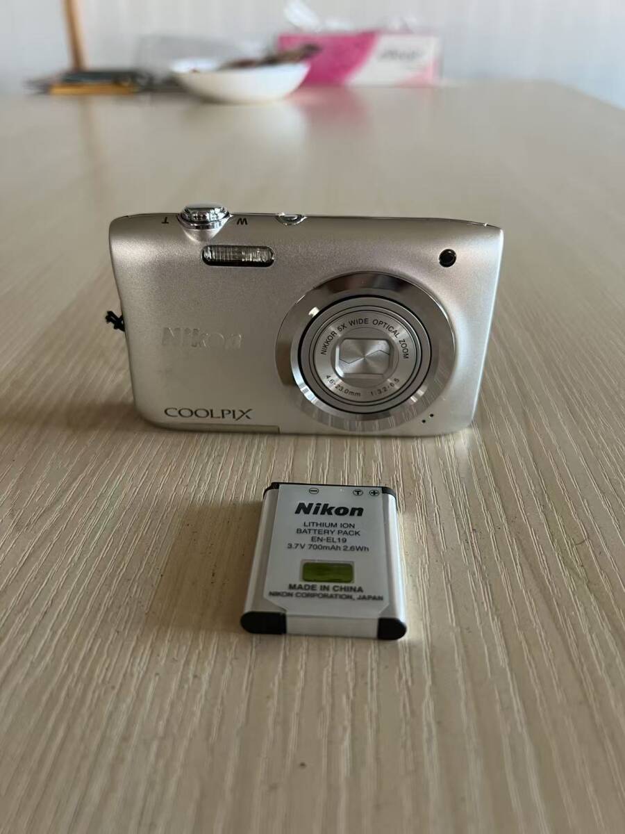 秋田発　NIKON ニコン COOLPIX A100 シルバー　コンパクト デジタル カメラ デジカメ バッテリー付き動作OK　現状渡し