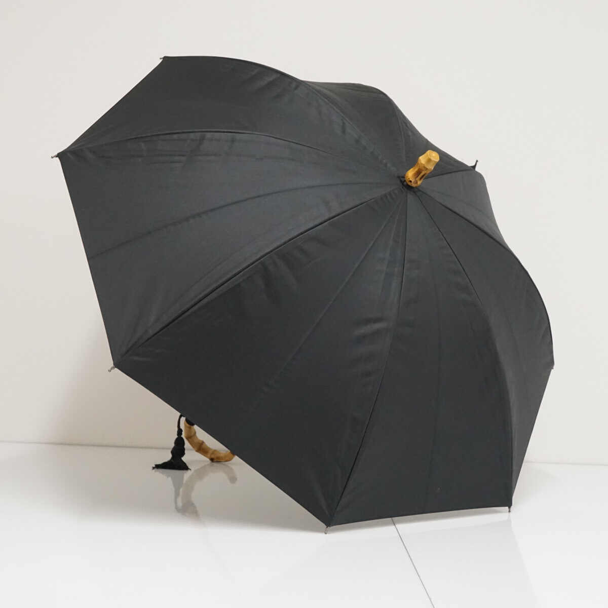 晴雨兼用日傘 utatane ウタタネ USED品 一級遮光 ブラック 無地 シンプル バンブーハンドル タッセル付 グラス骨 47cm A4294