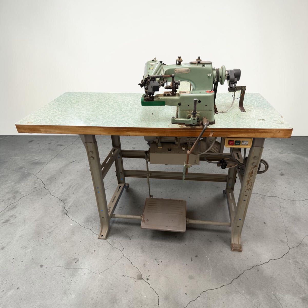 ♪k 直接引き取り限定 LEWIS Union Special 工業用ミシン ミシン MODEL 150-2D/T 台付 まつり縫い 現状品200V 
