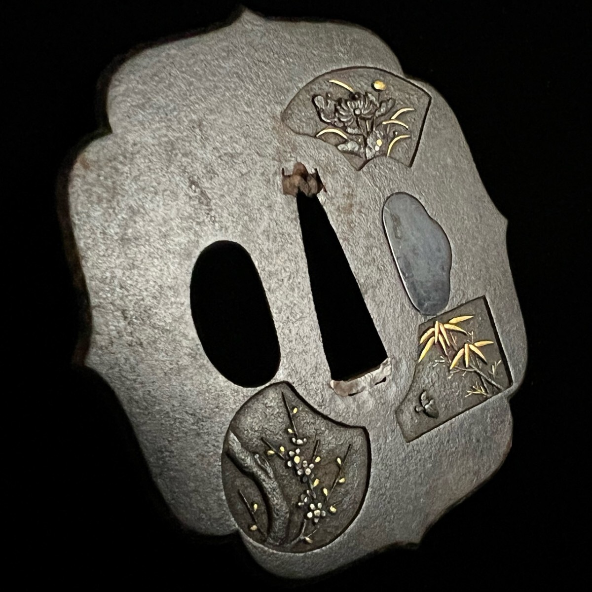 刀剣美術 希少 時代本歌 鉄地 金象嵌 菊竹梅窓絵図鍔 7.5cm 116g 桐箱付 赤銅櫃穴 細密彫刻 高貴で上品な細工 刀装具 鐔 武具骨董[麌]