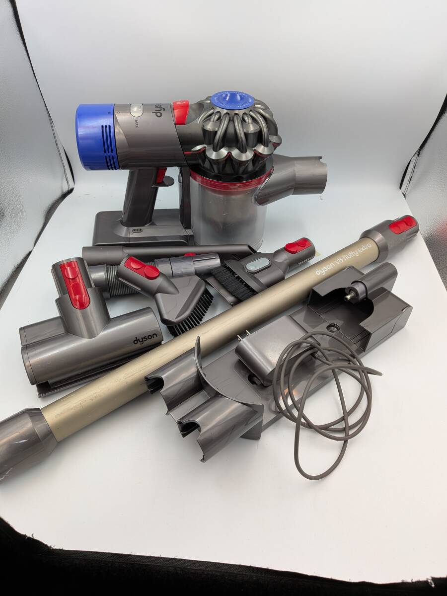 【☆1435　dyson v8 fluffy extra ダイソン　V8　コードレス掃除機　中古品】