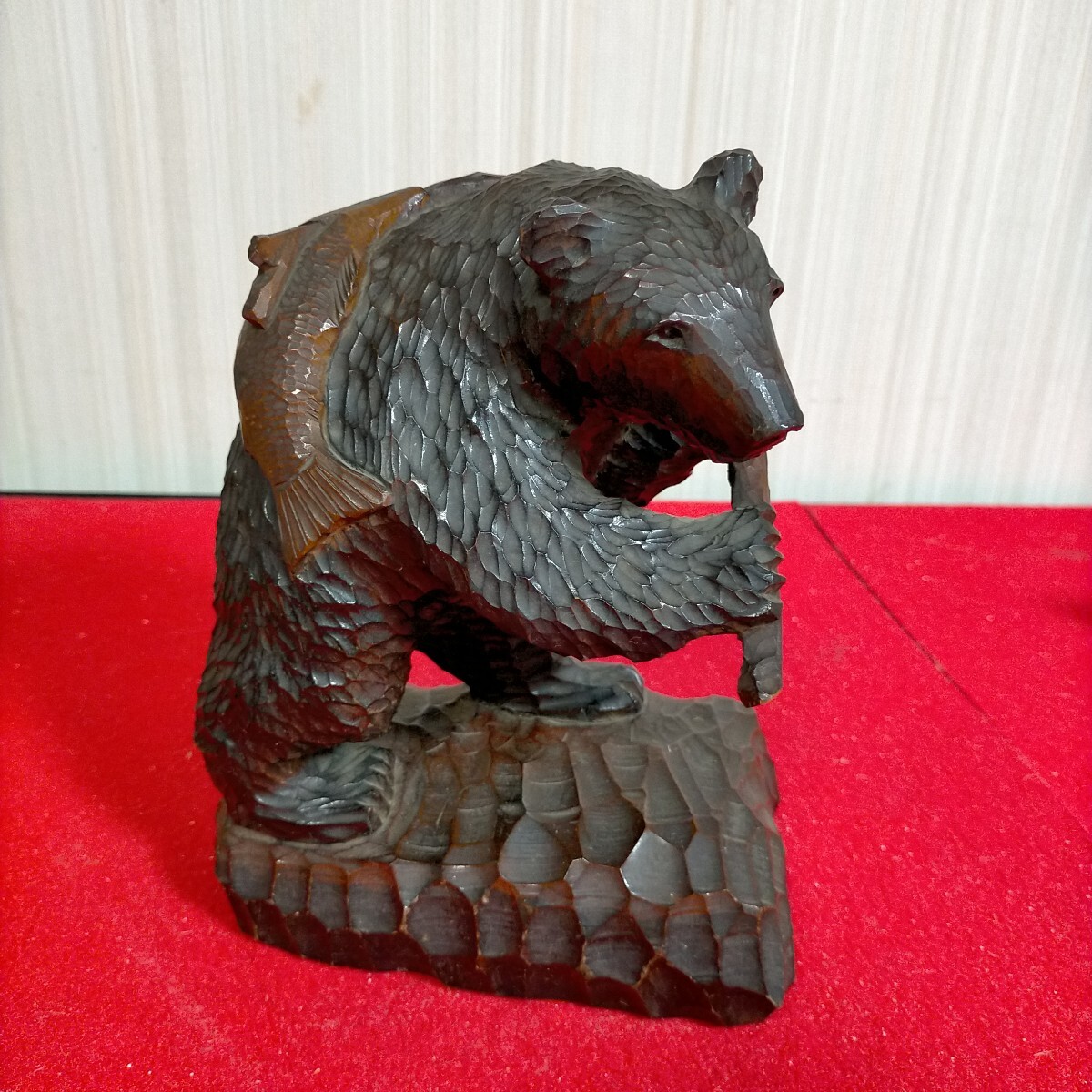 ● 木彫りの熊 　北海道　 民芸品　 置物　鮭背負い熊●V-9