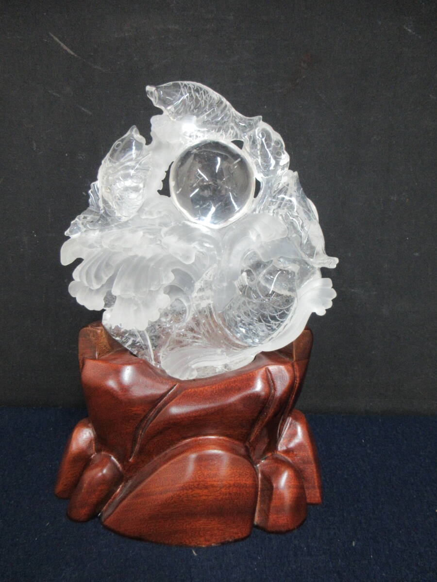 Ｔ５６４７　天然本水晶　蓮葉波三鯉彫　置物　台付き　高２７．３ｃｍ　クリスタル　純粋　無垢　浄化　完全