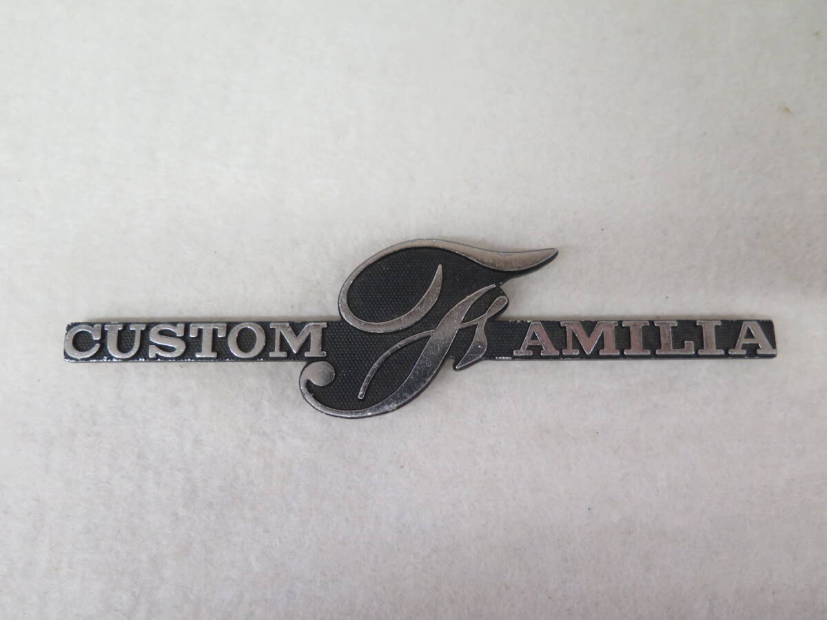 旧車エンブレム　CUSTOM FAMILIA　カスタム　ファミリア　金属エンブレム