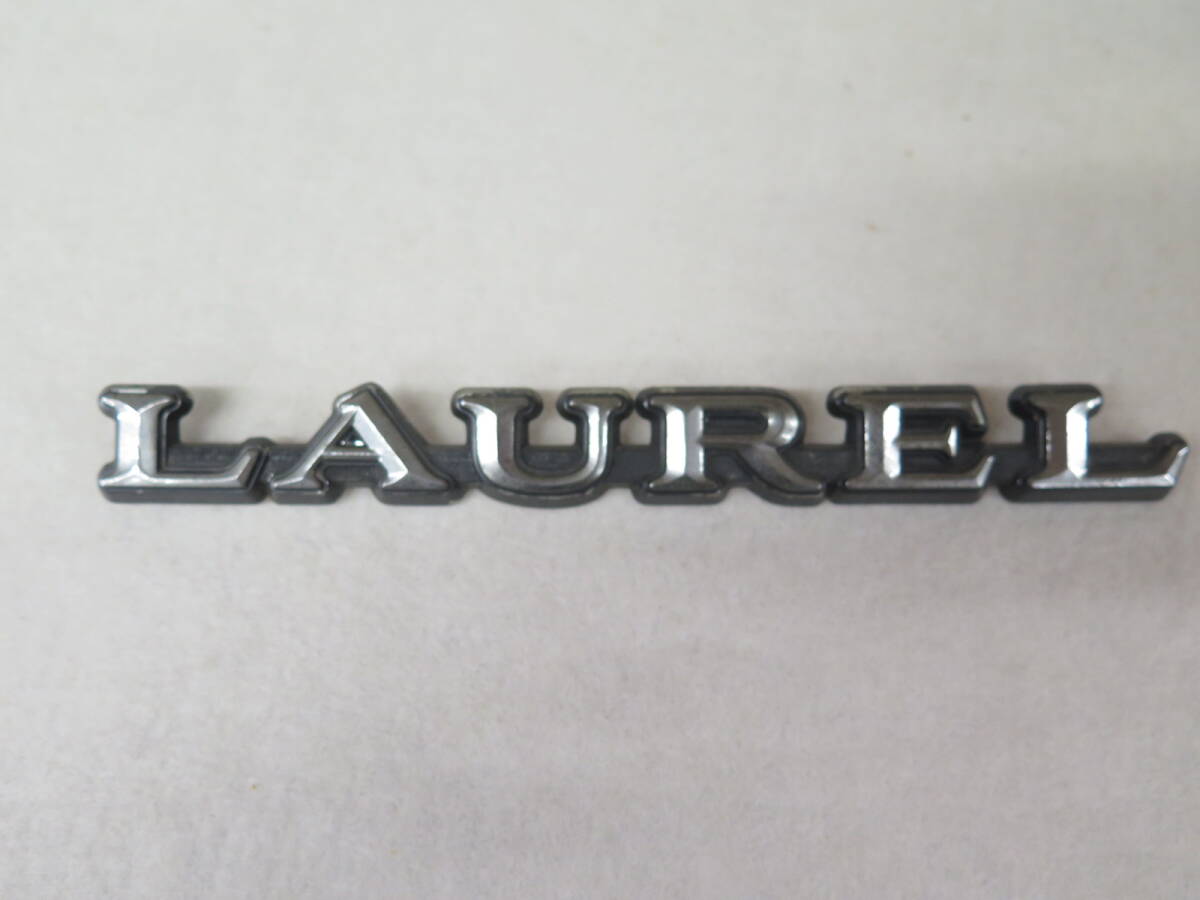旧車エンブレム　LAUREL　ローレル　エンブレム