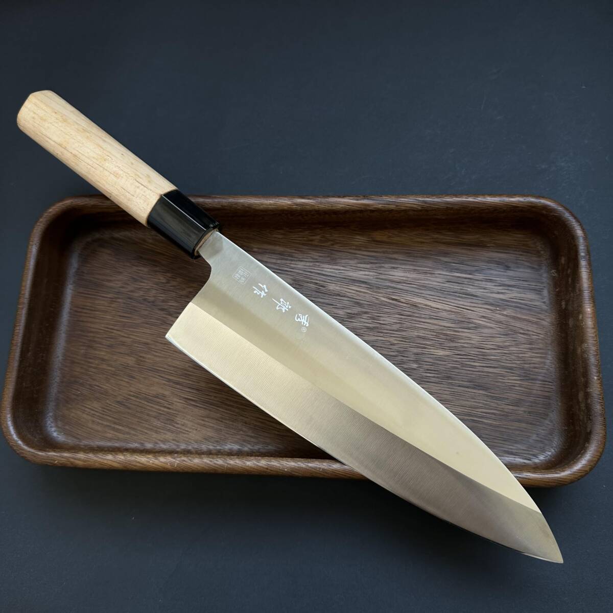 【出刃包丁 210mm】プロ仕様 刺身包丁 和式調理器具 和包丁 魚捌き用 モリブデン鋼製 厚刃構造 刺身・和食対応 ナイロン柄y