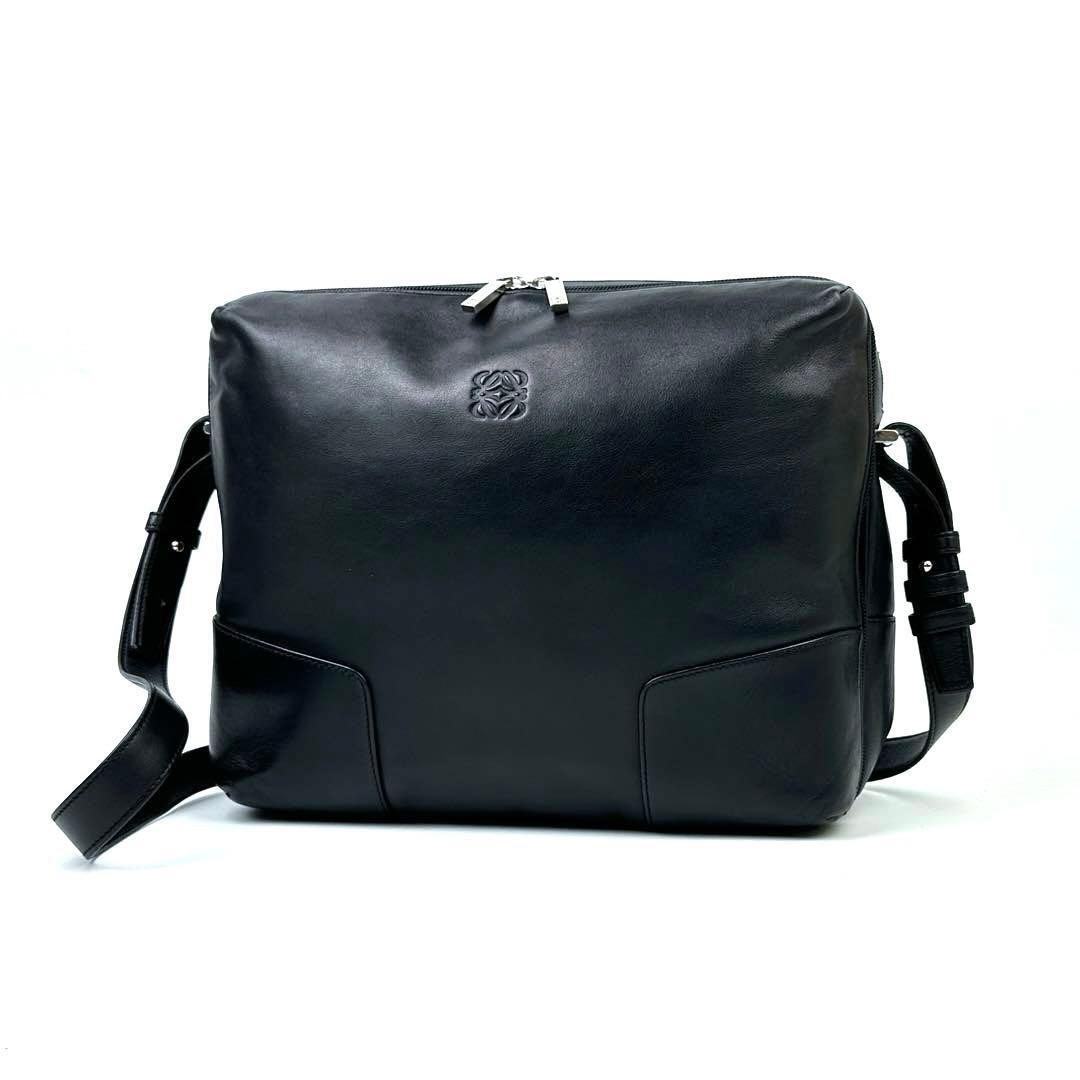 【美品】LOEWE ロエベ アナグラム ショルダーバッグ フォーマル 男女兼用 裏地総柄 シルバー金具 ビジネス 斜め掛け レザー 黒 人気 